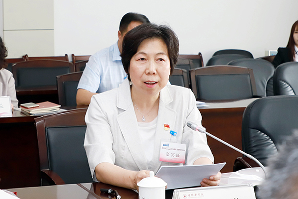 校党委副书记张潍华主持会议